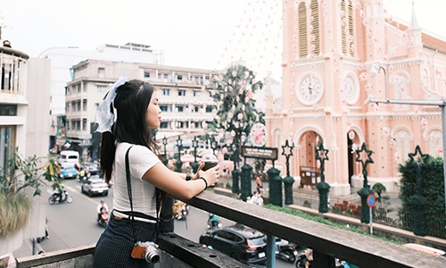 Theo chân khách nước ngoài đón Giáng sinh 'chậm' ở TP HCM